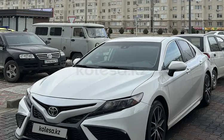 Toyota Camry 2022 года за 16 100 000 тг. в Актау