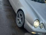 Mercedes-Benz CLK 200 1998 годаүшін2 600 000 тг. в Семей – фото 2