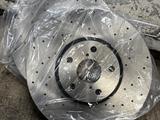 Перфорированный тормозные диски передний за 55 000 тг. в Алматы