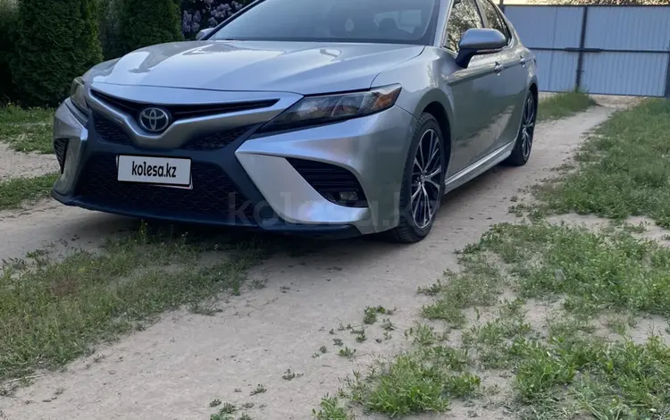 Toyota Camry 2018 года за 8 300 000 тг. в Уральск
