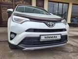 Toyota RAV4 2019 года за 13 500 000 тг. в Шымкент – фото 2