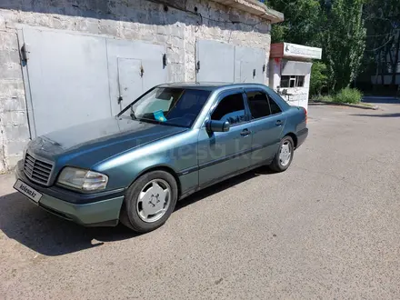 Mercedes-Benz C 180 1994 года за 1 562 124 тг. в Павлодар – фото 2