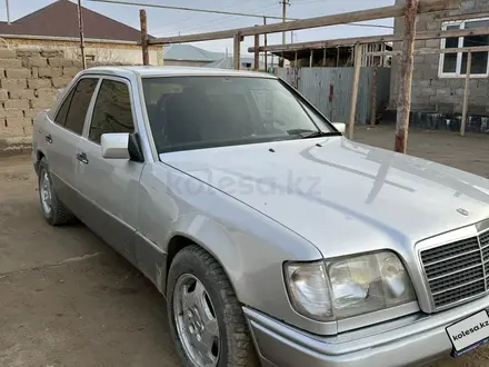 Mercedes-Benz E 200 1993 года за 1 550 000 тг. в Казалинск – фото 2