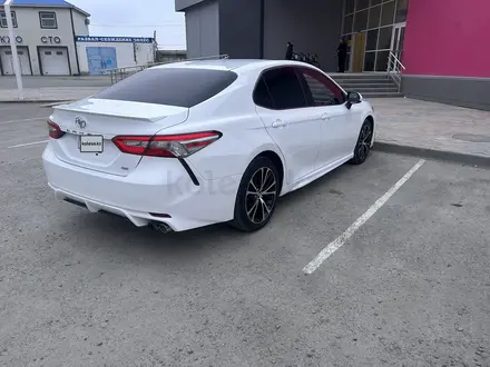 Toyota Camry 2018 года за 10 700 000 тг. в Атырау – фото 16