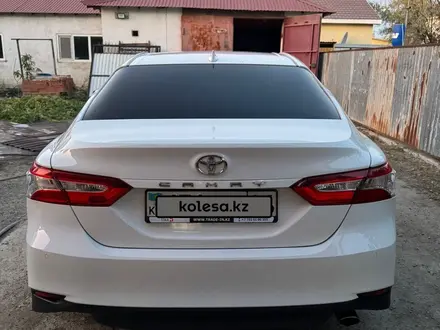 Toyota Camry 2018 года за 12 500 000 тг. в Атырау – фото 3