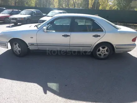 Mercedes-Benz E 200 1997 года за 1 850 000 тг. в Караганда – фото 2