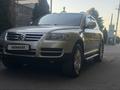Volkswagen Touareg 2006 года за 6 500 000 тг. в Алматы – фото 23