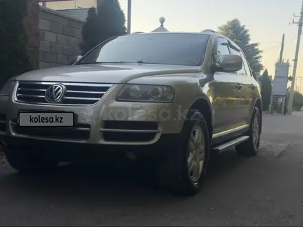 Volkswagen Touareg 2006 года за 6 500 000 тг. в Алматы – фото 23