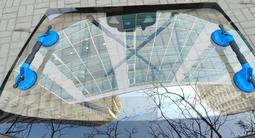 Оригинальные стекла Mercedes BMW за 20 000 тг. в Алматы – фото 3