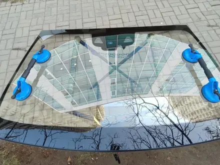 Оригинальные стекла Mercedes BMW за 20 000 тг. в Алматы – фото 3