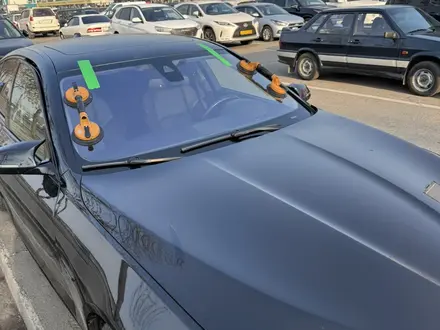Оригинальные стекла Mercedes BMW за 20 000 тг. в Алматы – фото 6