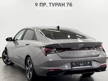 Hyundai Elantra 2022 года за 11 990 000 тг. в Астана – фото 2