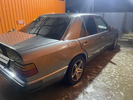 Mercedes-Benz E 200 1993 года за 2 000 000 тг. в Кульсары – фото 2