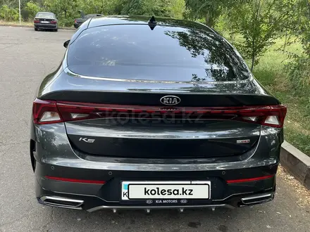 Kia K5 2021 года за 15 500 000 тг. в Алматы – фото 3