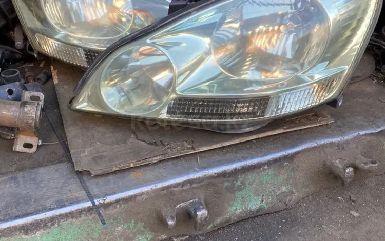 Передний фары Toyota Ipsum (2003-2009) за 50 000 тг. в Алматы