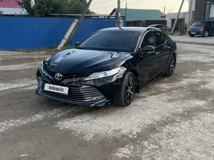 Toyota Camry 2019 года за 13 600 000 тг. в Уральск – фото 2