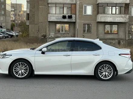 Toyota Camry 2018 года за 11 800 000 тг. в Караганда – фото 2