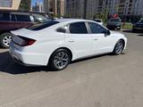 Hyundai Sonata 2023 года за 13 000 000 тг. в Астана – фото 2