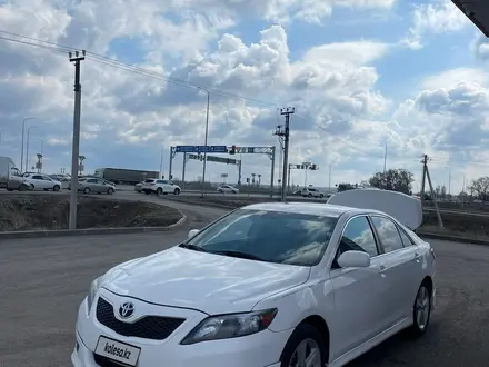 Toyota Camry 2011 года за 4 000 000 тг. в Актобе – фото 2