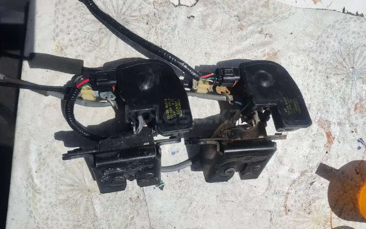 Тойота Хайлендер замок багажника бу оригинал привазной за 10 000 тг. в Алматы