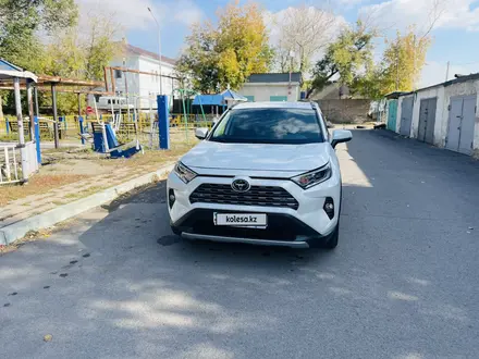 Toyota RAV4 2021 года за 17 500 000 тг. в Караганда – фото 2