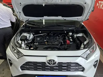 Toyota RAV4 2021 года за 14 600 000 тг. в Астана