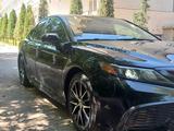 Toyota Camry 2022 года за 11 200 000 тг. в Тараз – фото 2