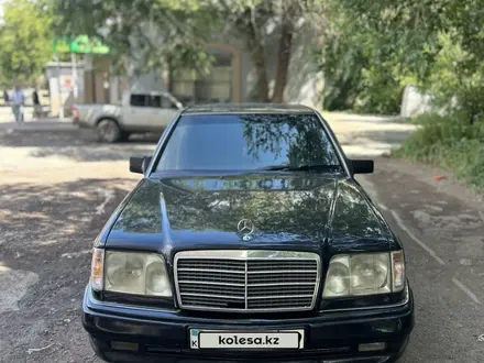Mercedes-Benz E 220 1994 года за 2 500 000 тг. в Караганда