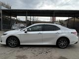 Toyota Camry 2021 года за 15 800 000 тг. в Алматы – фото 3