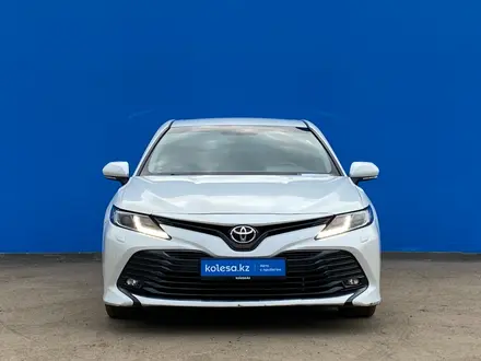 Toyota Camry 2019 года за 13 150 000 тг. в Алматы – фото 2