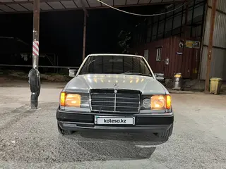 Mercedes-Benz E 230