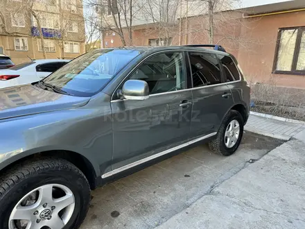 Volkswagen Touareg 2004 года за 4 500 000 тг. в Атырау – фото 3