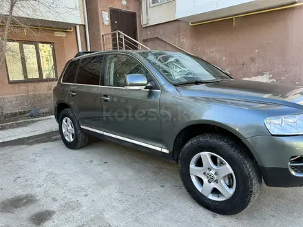 Volkswagen Touareg 2004 года за 4 500 000 тг. в Атырау – фото 2