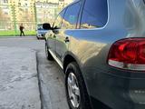 Volkswagen Touareg 2004 года за 4 500 000 тг. в Атырау – фото 5