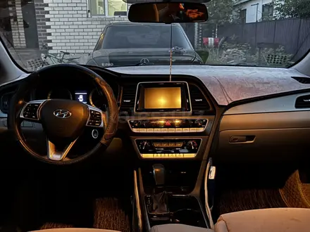 Hyundai Sonata 2017 года за 5 000 000 тг. в Актобе – фото 11
