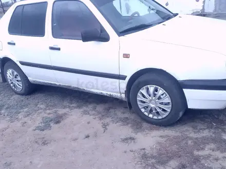 Volkswagen Vento 1993 года за 1 500 000 тг. в Актобе – фото 2