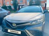 Toyota Camry 2021 годаfor14 000 000 тг. в Актобе – фото 2