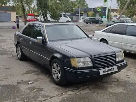 Mercedes-Benz E 220 1993 года за 1 700 000 тг. в Балпык би – фото 2