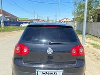 Volkswagen Golf 2004 годаүшін2 400 000 тг. в Атырау