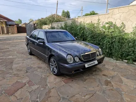 Mercedes-Benz E 320 1996 года за 3 100 000 тг. в Астана – фото 2