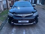 Toyota Camry 2017 года за 13 600 000 тг. в Алматы – фото 2