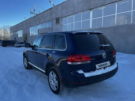 Volkswagen Touareg 2004 года за 4 250 000 тг. в Петропавловск – фото 2