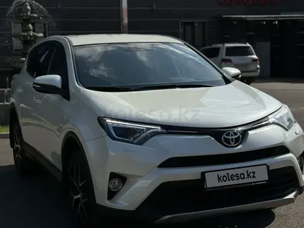 Toyota RAV4 2017 года за 12 200 000 тг. в Алматы – фото 11