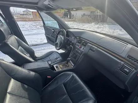 Mercedes-Benz E 320 1998 года за 2 600 000 тг. в Атырау – фото 11
