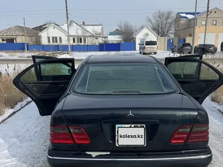 Mercedes-Benz E 320 1998 года за 2 600 000 тг. в Атырау – фото 13