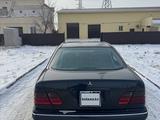 Mercedes-Benz E 320 1998 года за 2 600 000 тг. в Атырау – фото 4