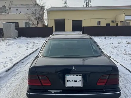 Mercedes-Benz E 320 1998 года за 2 600 000 тг. в Атырау – фото 4