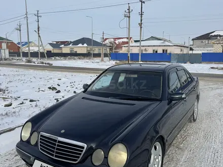 Mercedes-Benz E 320 1998 года за 2 600 000 тг. в Атырау – фото 2