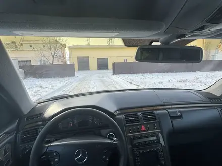 Mercedes-Benz E 320 1998 года за 2 600 000 тг. в Атырау – фото 6