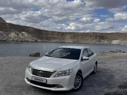 Toyota Camry 2014 года за 9 800 000 тг. в Атырау